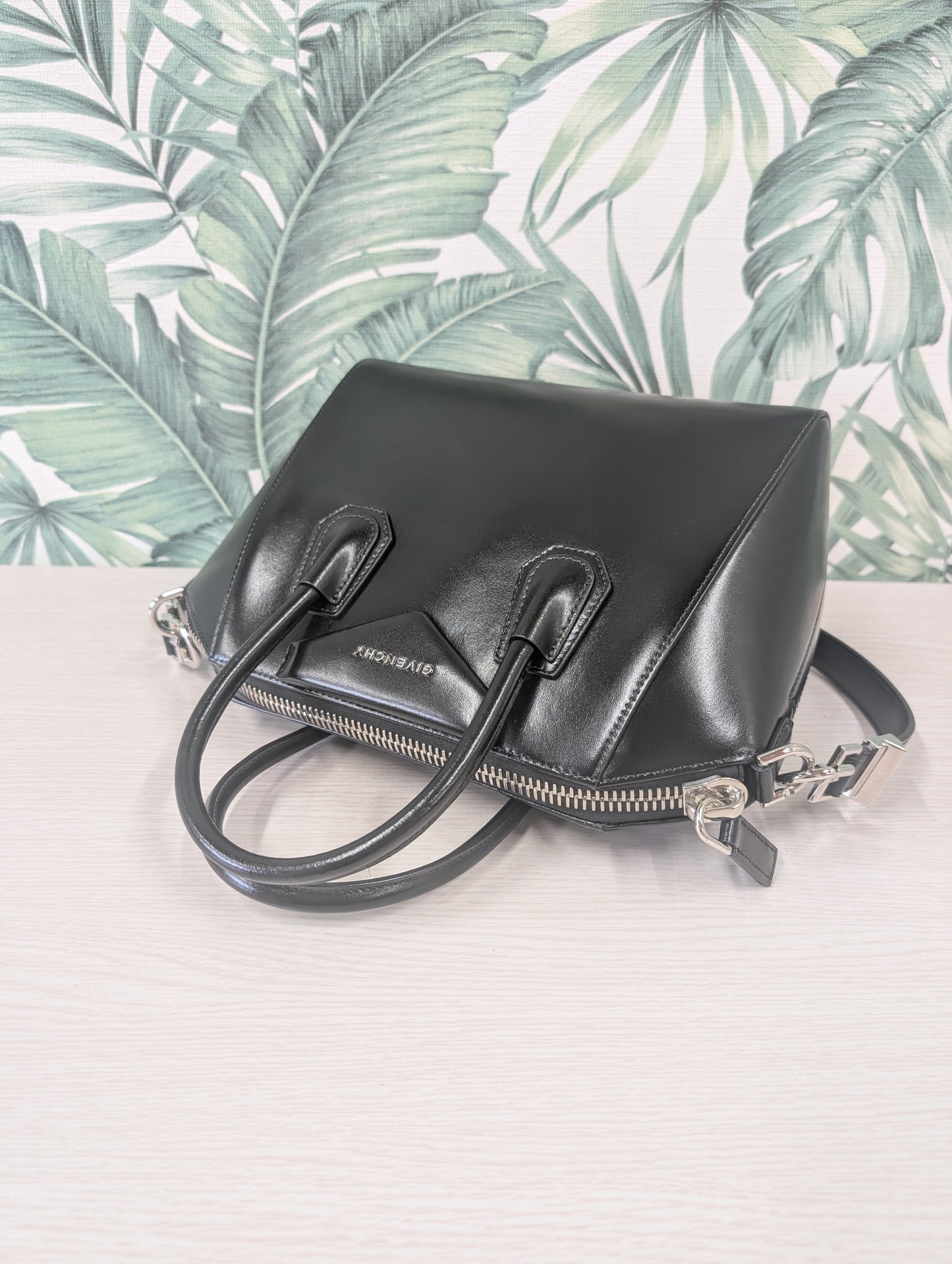 Antigona Smooth Calfskin Small