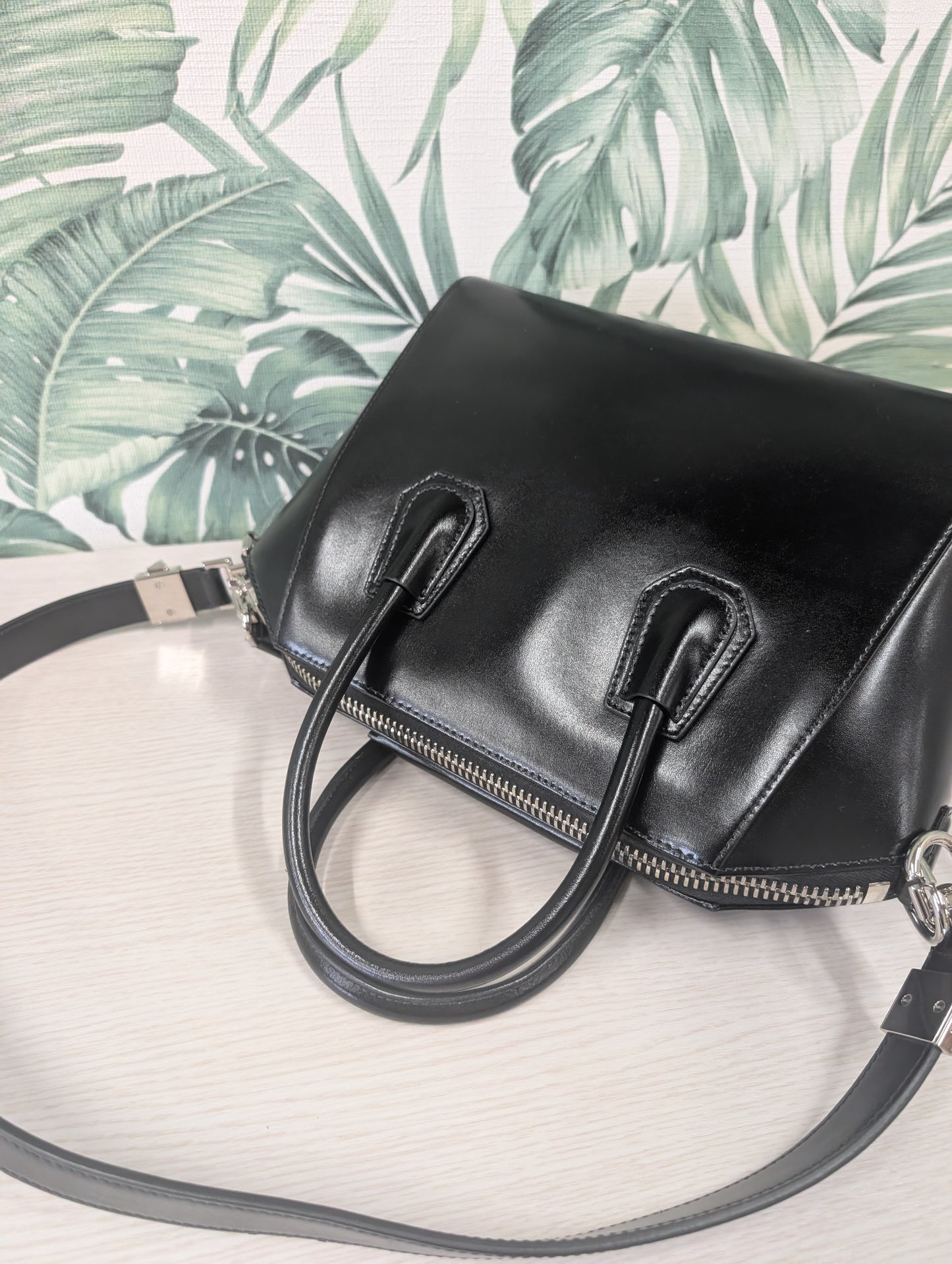 Antigona Smooth Calfskin Small