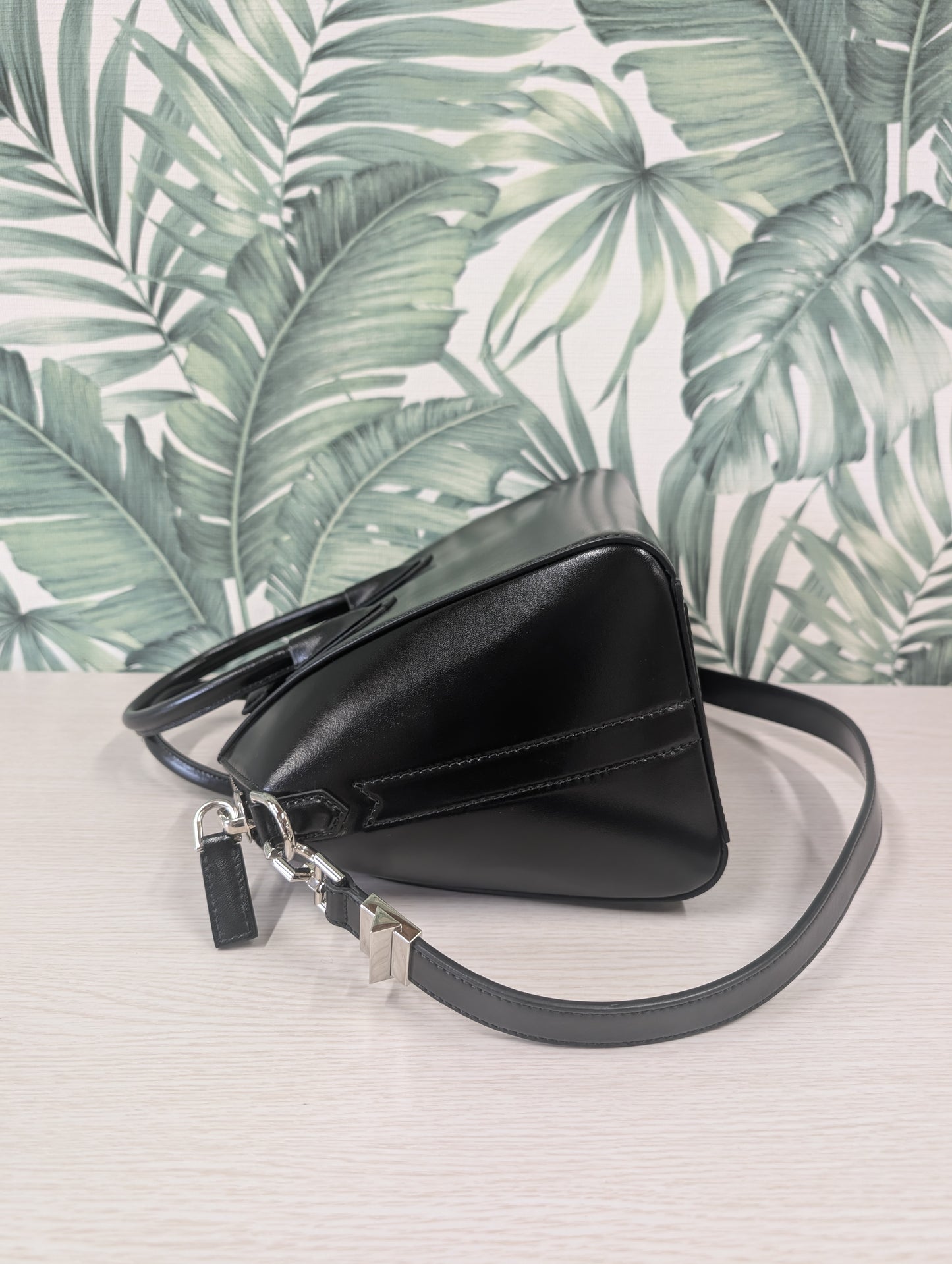 Antigona Smooth Calfskin Small