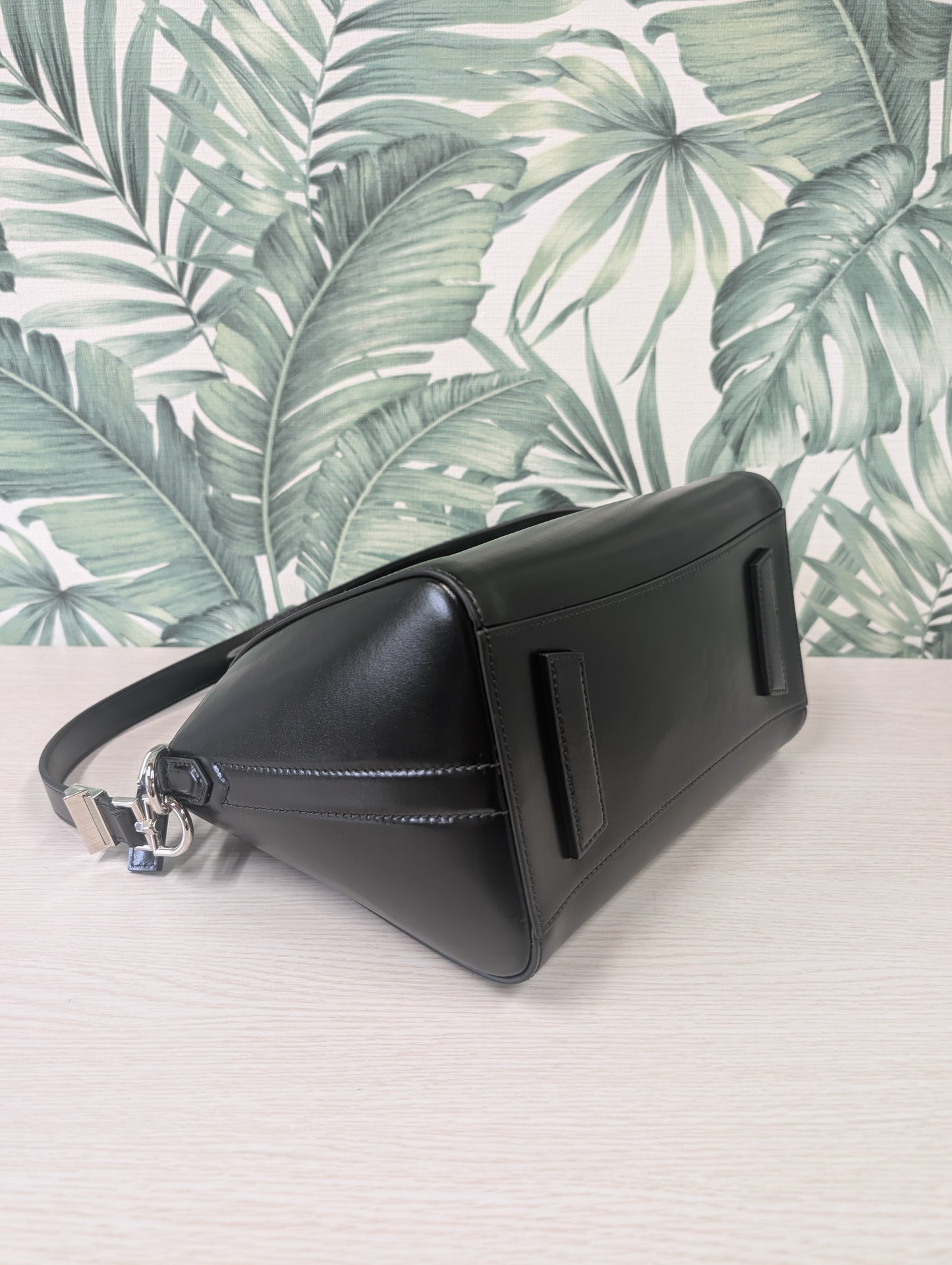 Antigona Smooth Calfskin Small