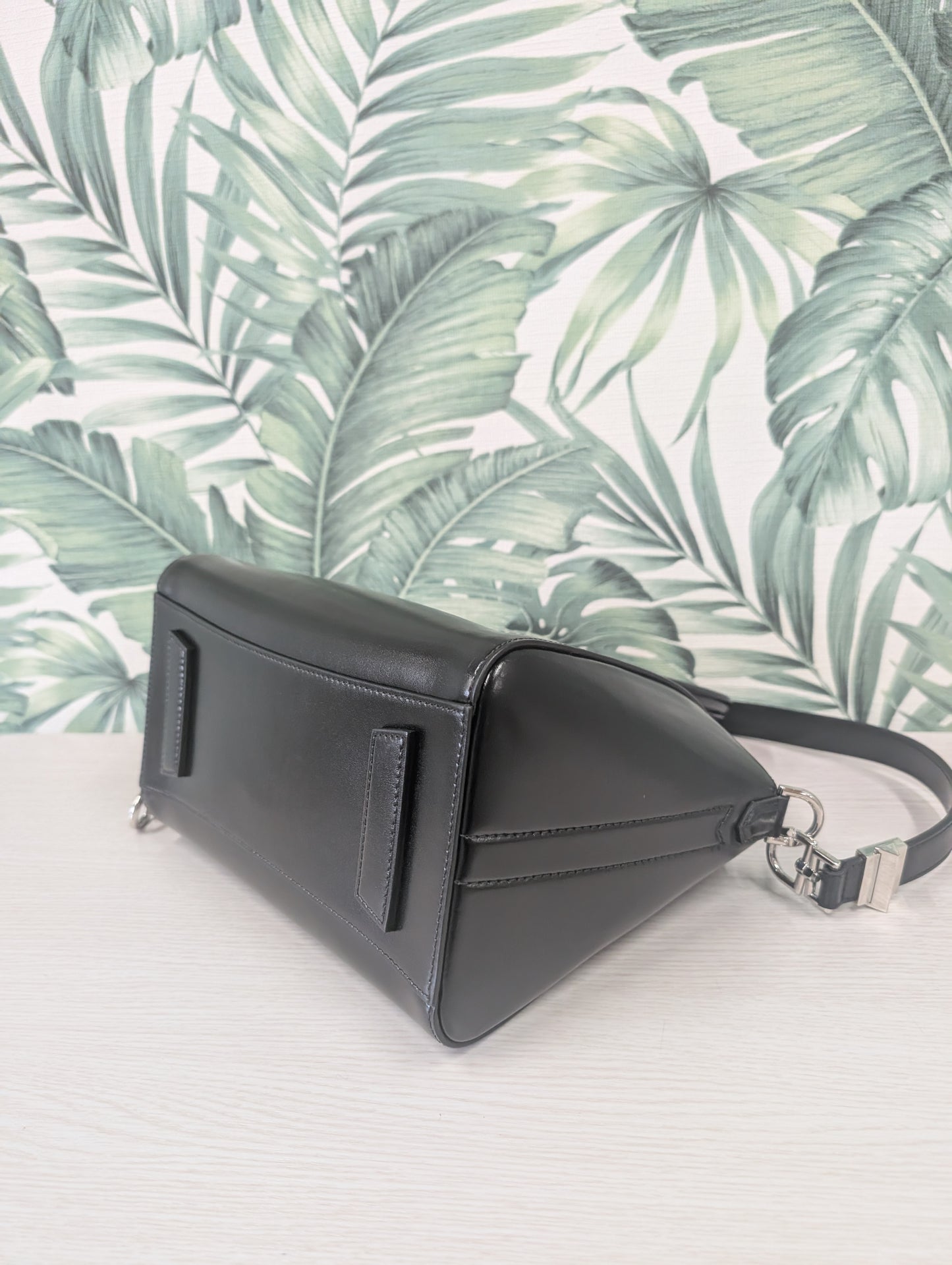 Antigona Smooth Calfskin Small