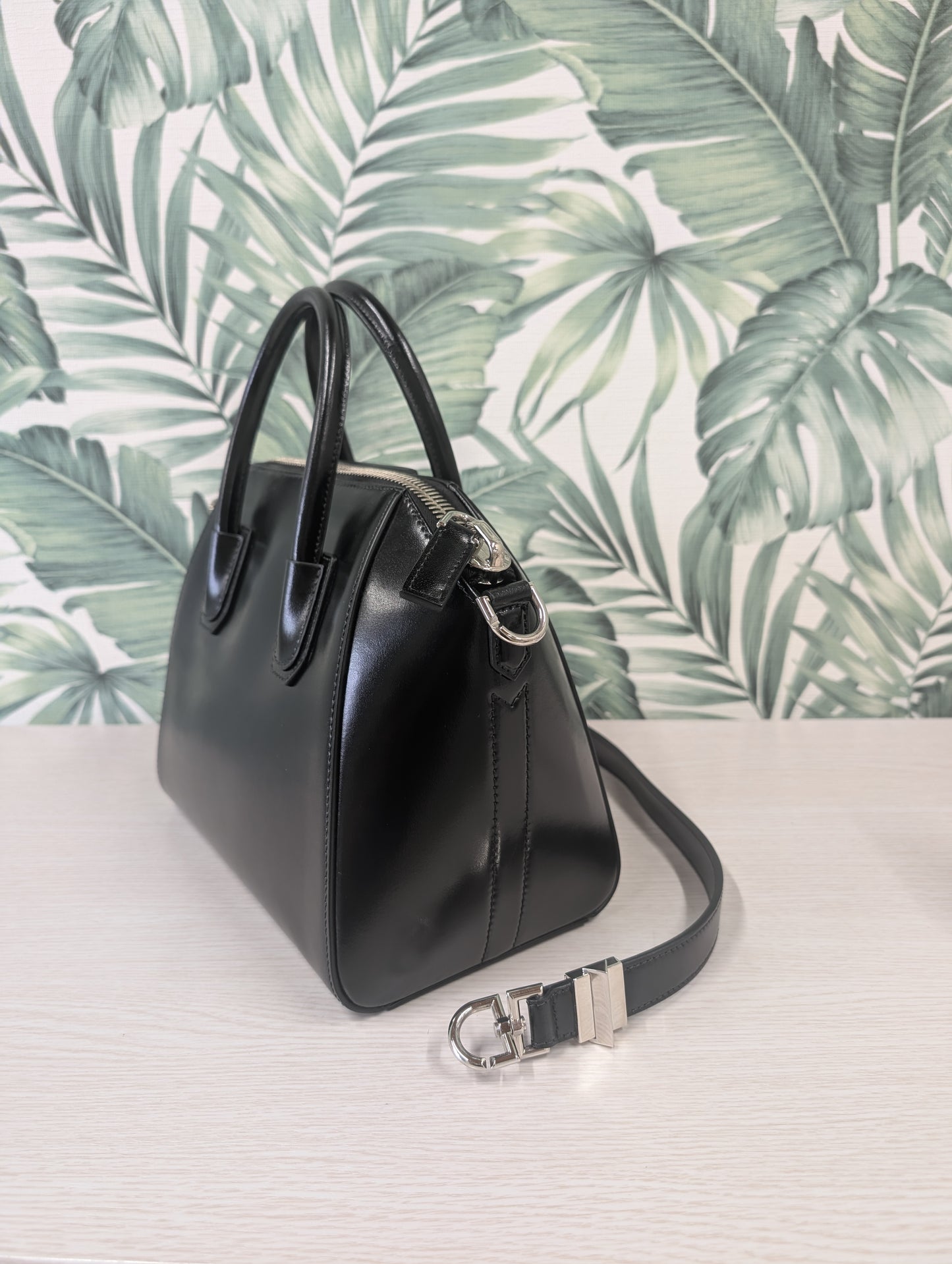 Antigona Smooth Calfskin Small