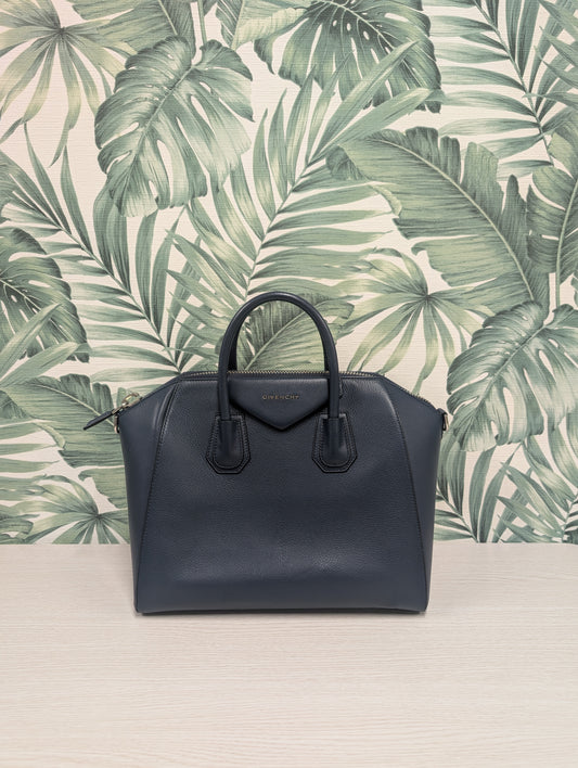 Antigona Smooth Calfskin Medium