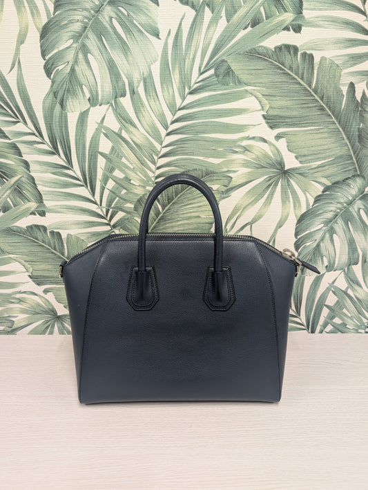 Antigona Smooth Calfskin Medium