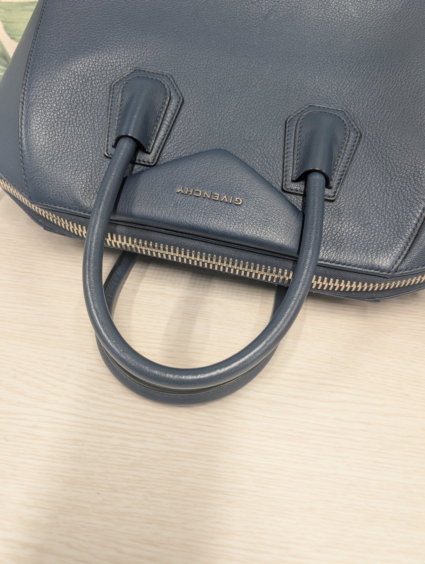 Antigona Smooth Calfskin Medium