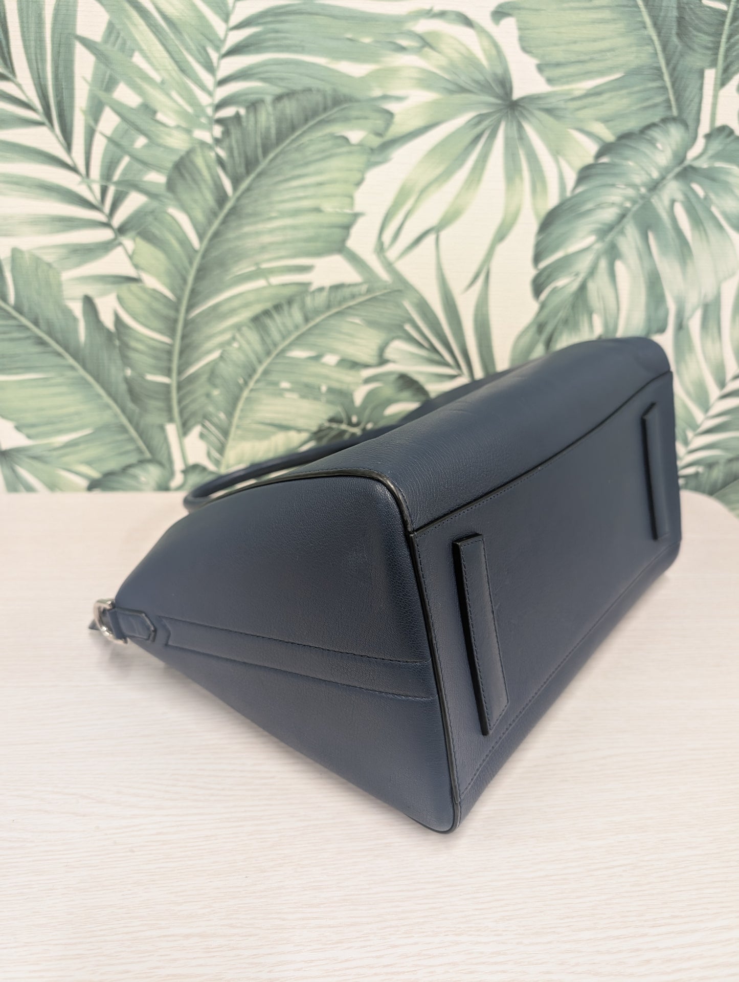 Antigona Smooth Calfskin Medium