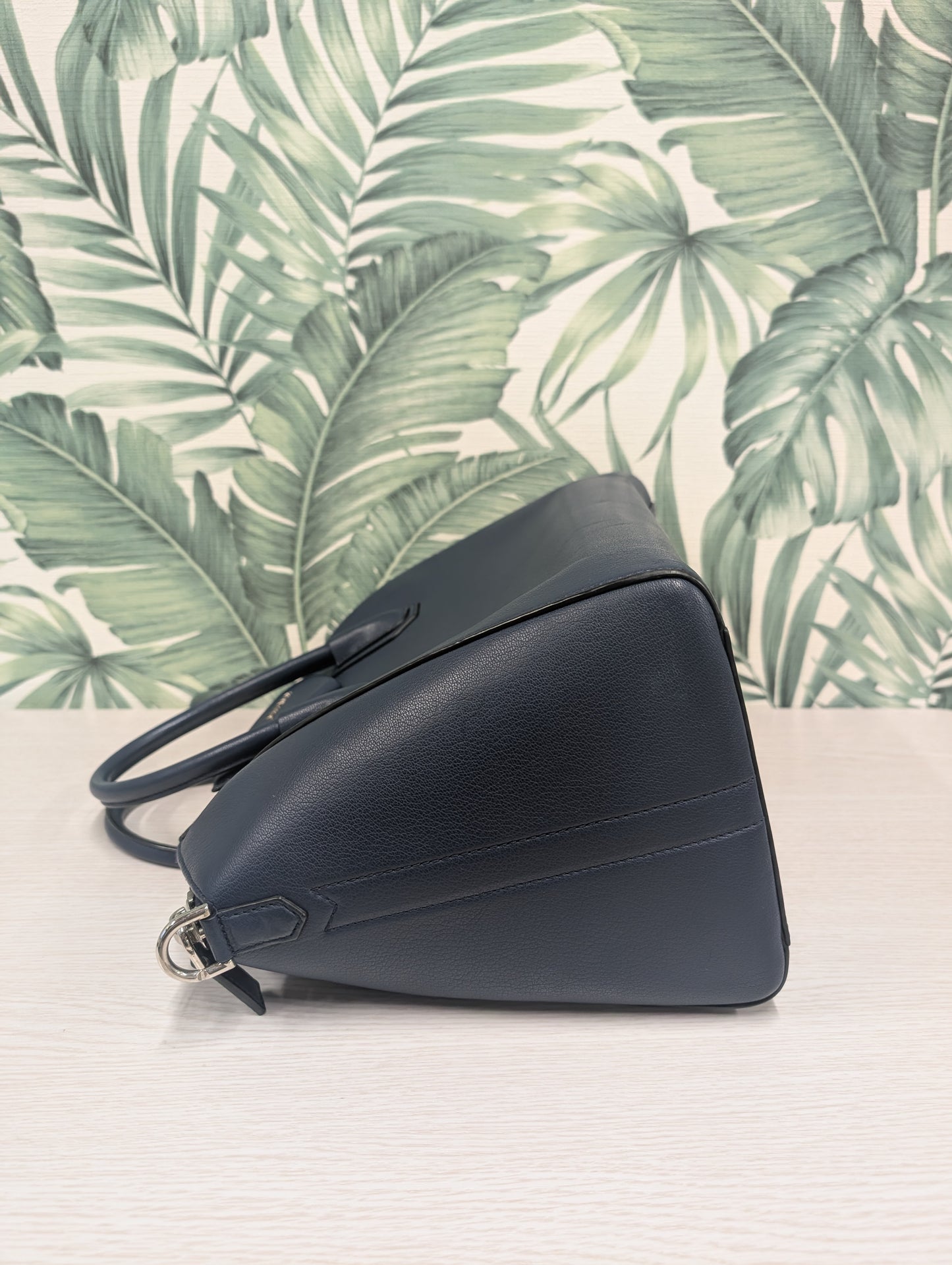 Antigona Smooth Calfskin Medium