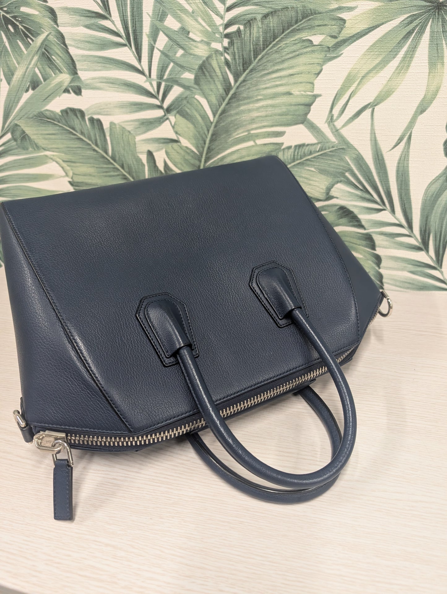 Antigona Smooth Calfskin Medium