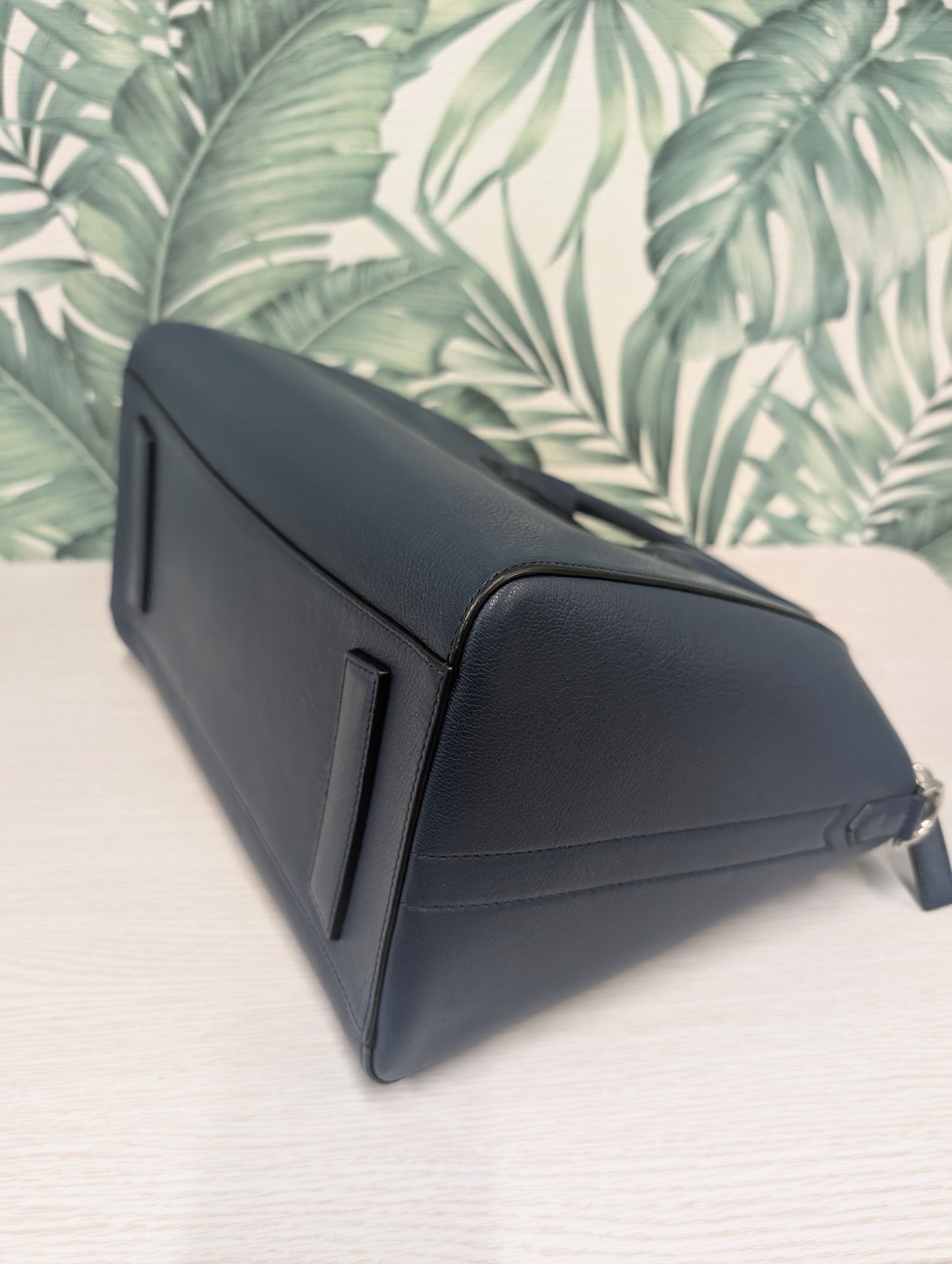 Antigona Smooth Calfskin Medium