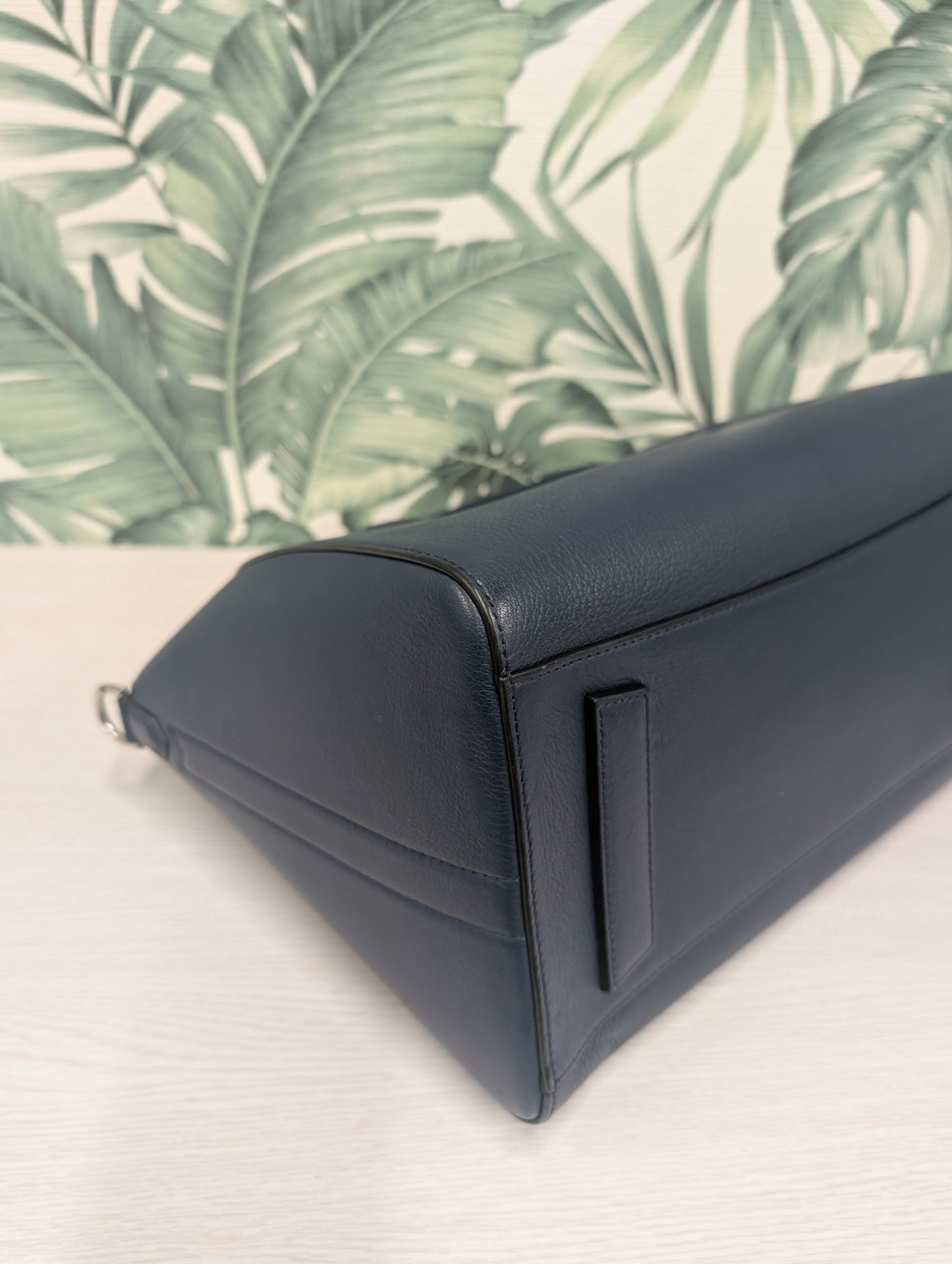 Antigona Smooth Calfskin Medium