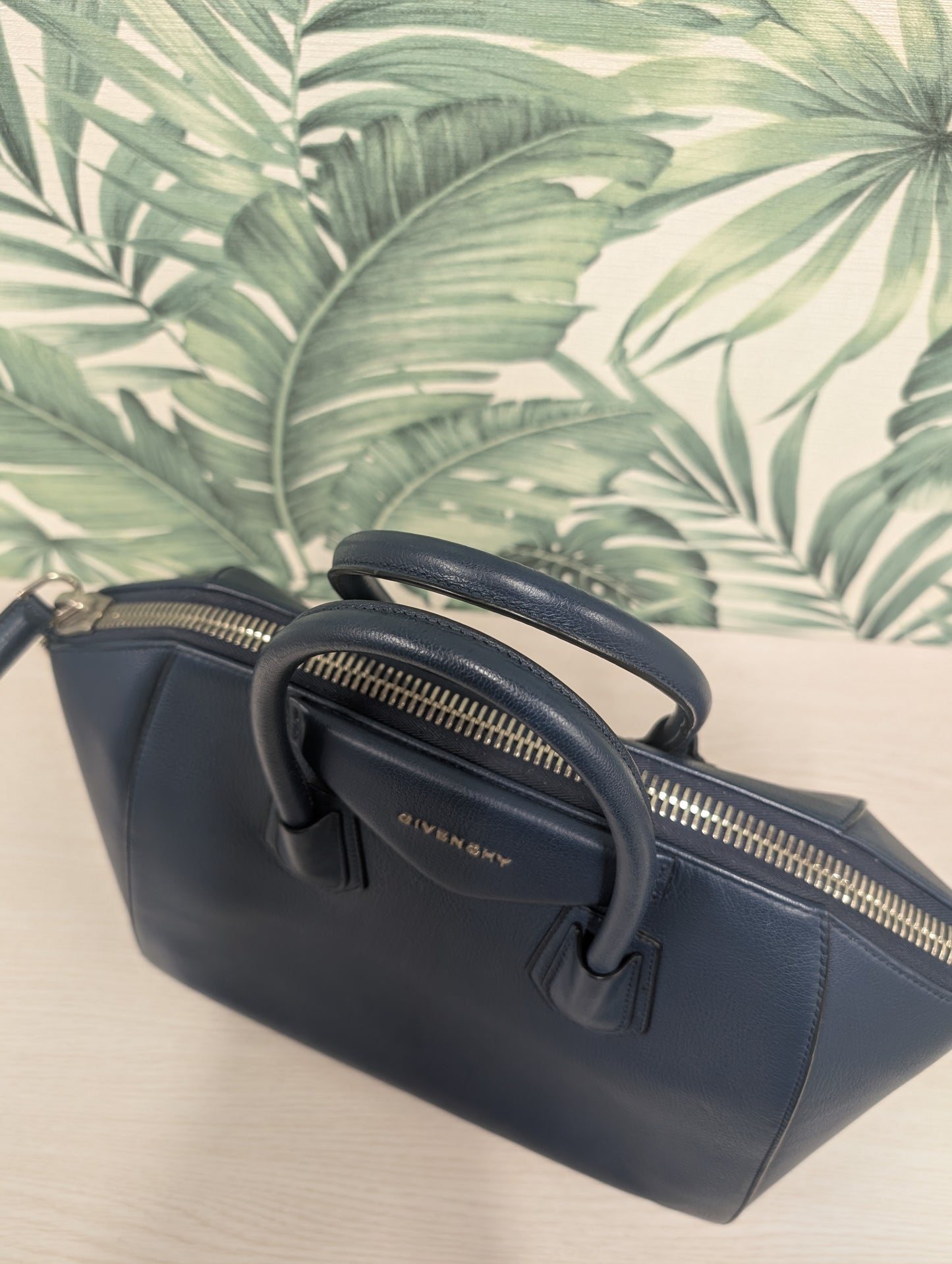 Antigona Smooth Calfskin Medium